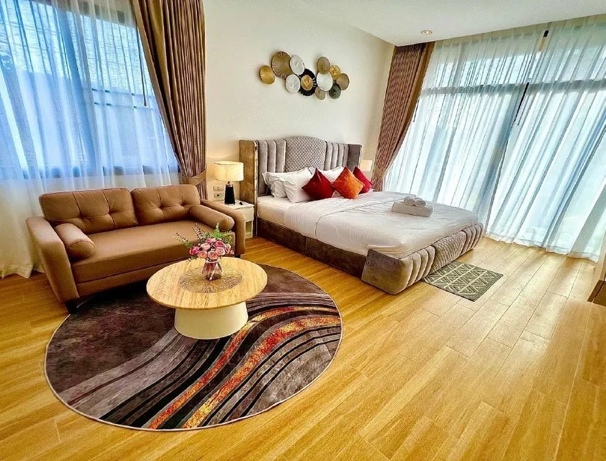 Master suite with seating area